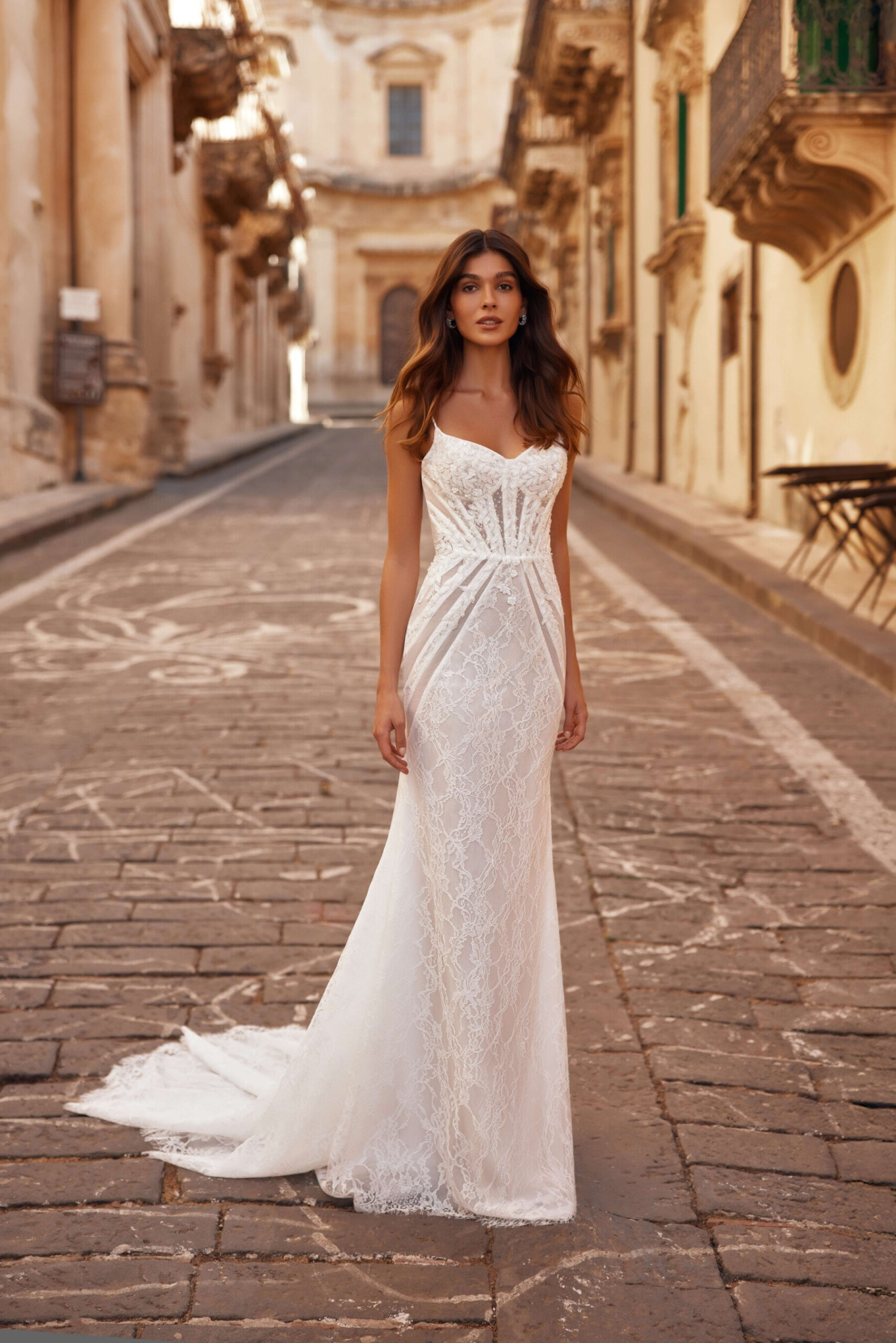 feines Brautkleid aus französischer Spitze mit schmalem Schnitt