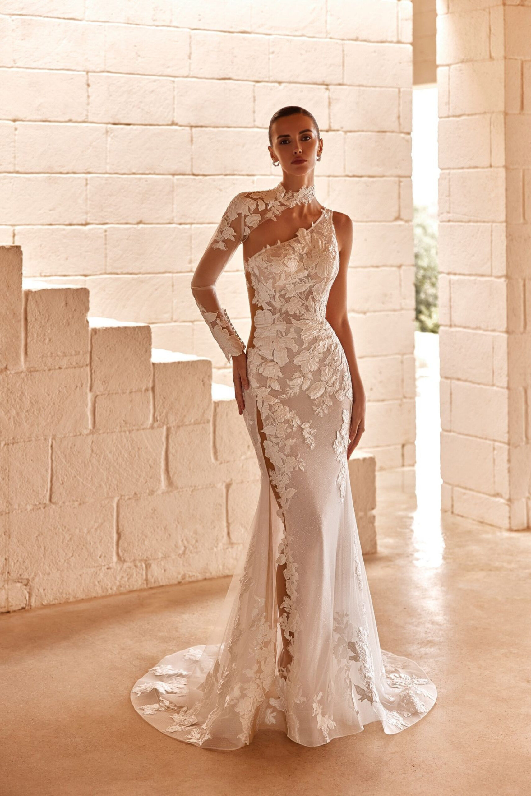 enges Brautkleid aus Spitze mit asymetrischem Ausschnitt und Schlitz