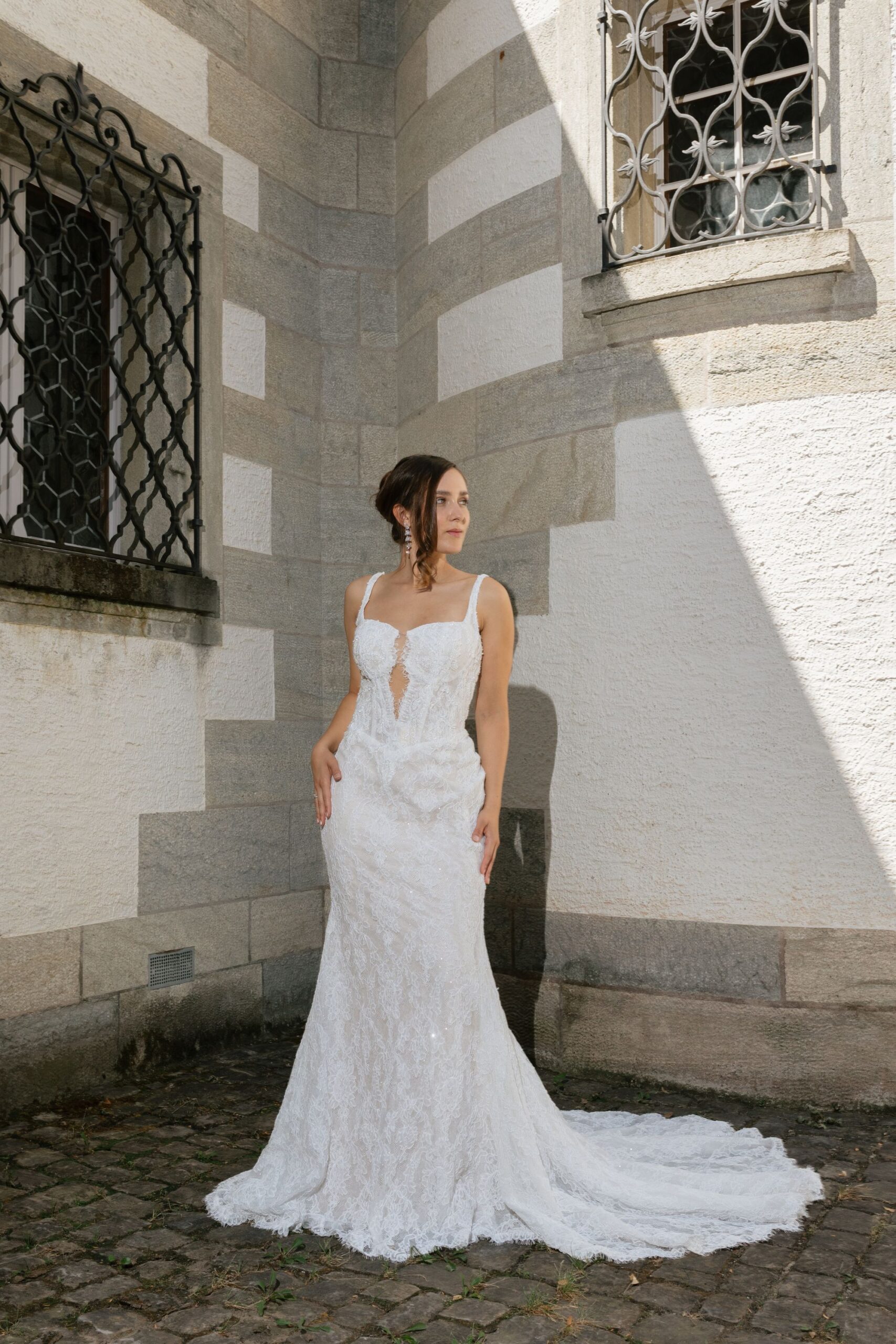 Spitzebrautkleid mit Karree Auschnitt