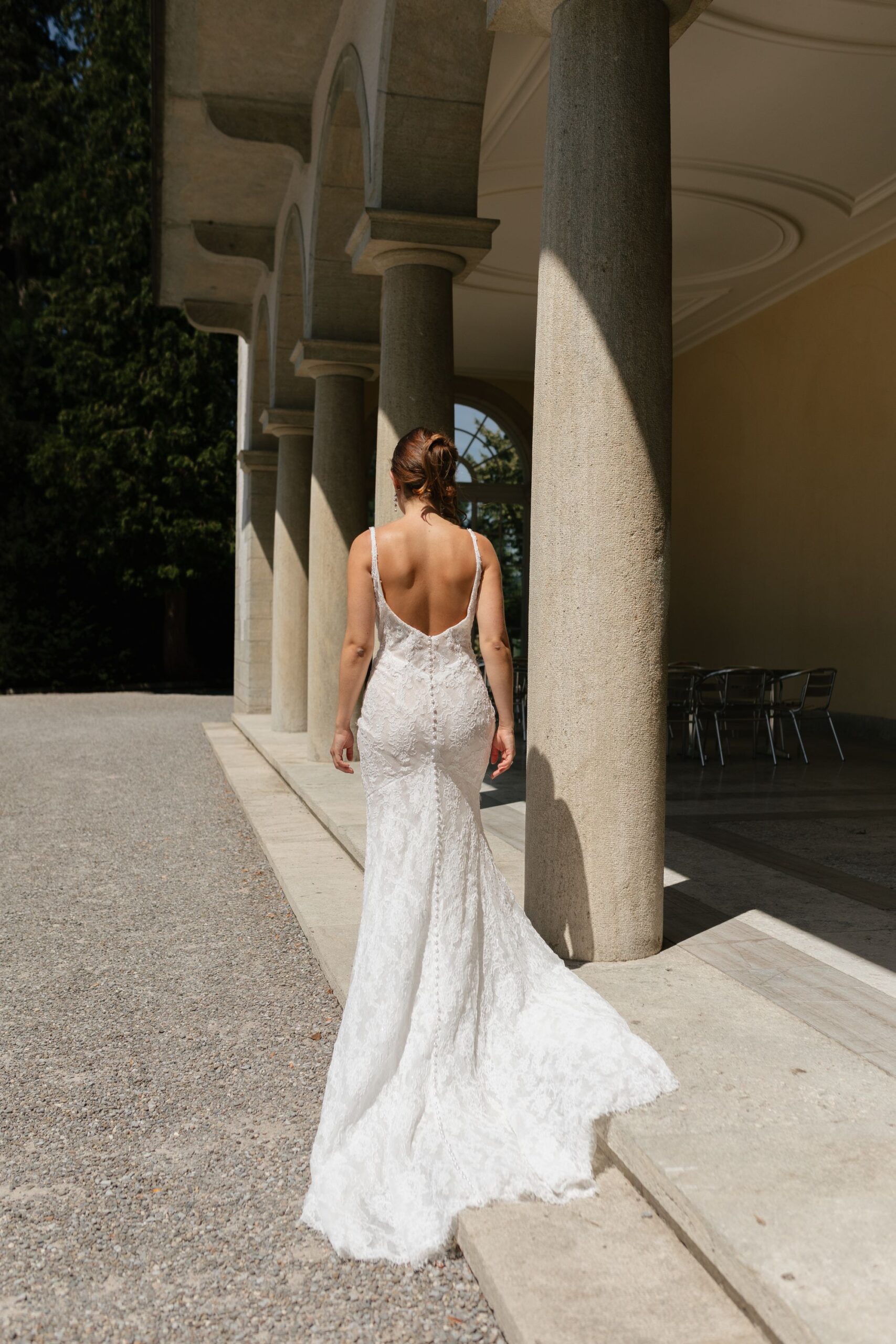 enges Spitzenbrautkleid